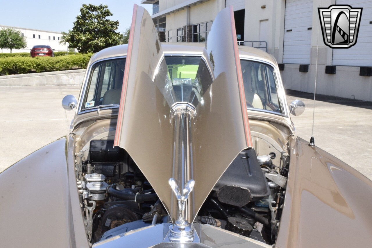 Rolls-Royce-Silver-Cloud-1965-sedan-20