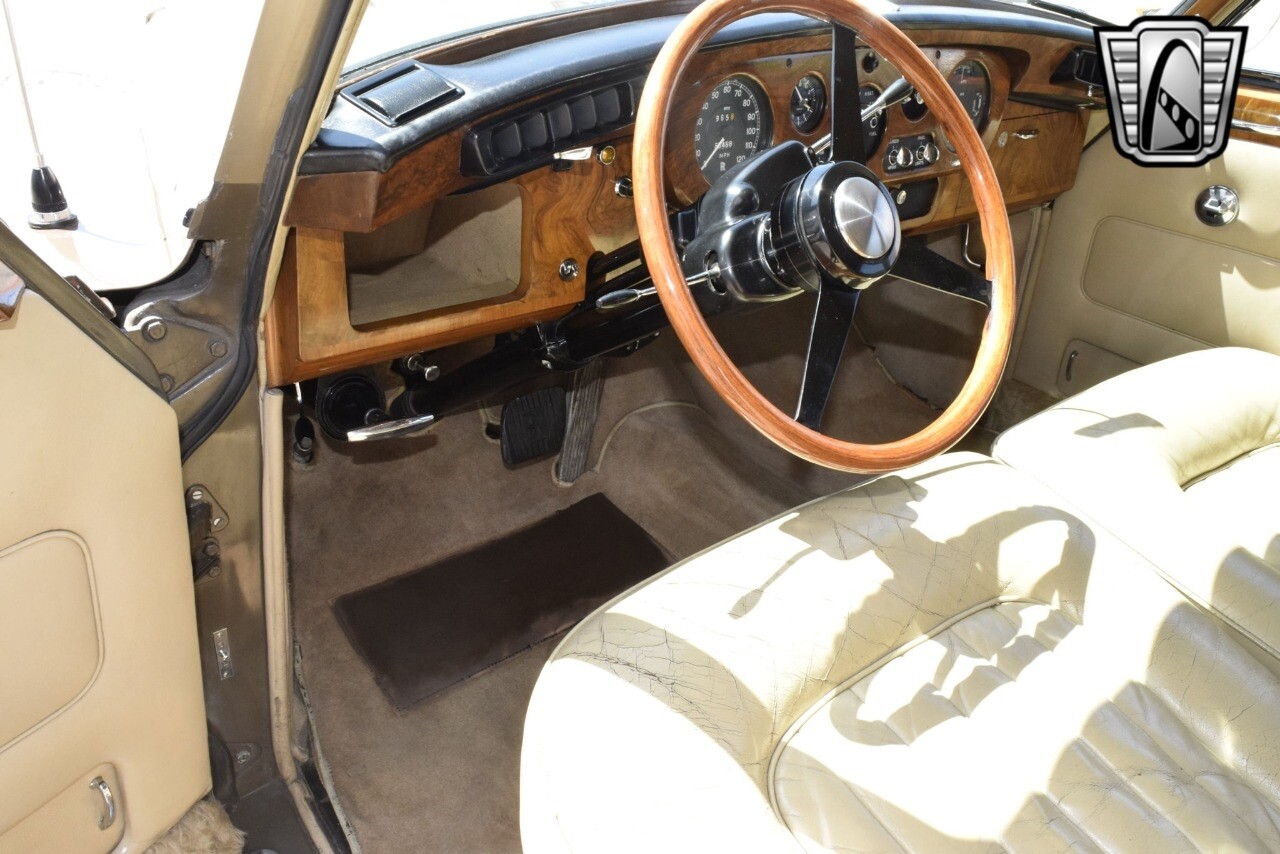 Rolls-Royce-Silver-Cloud-1965-sedan-21