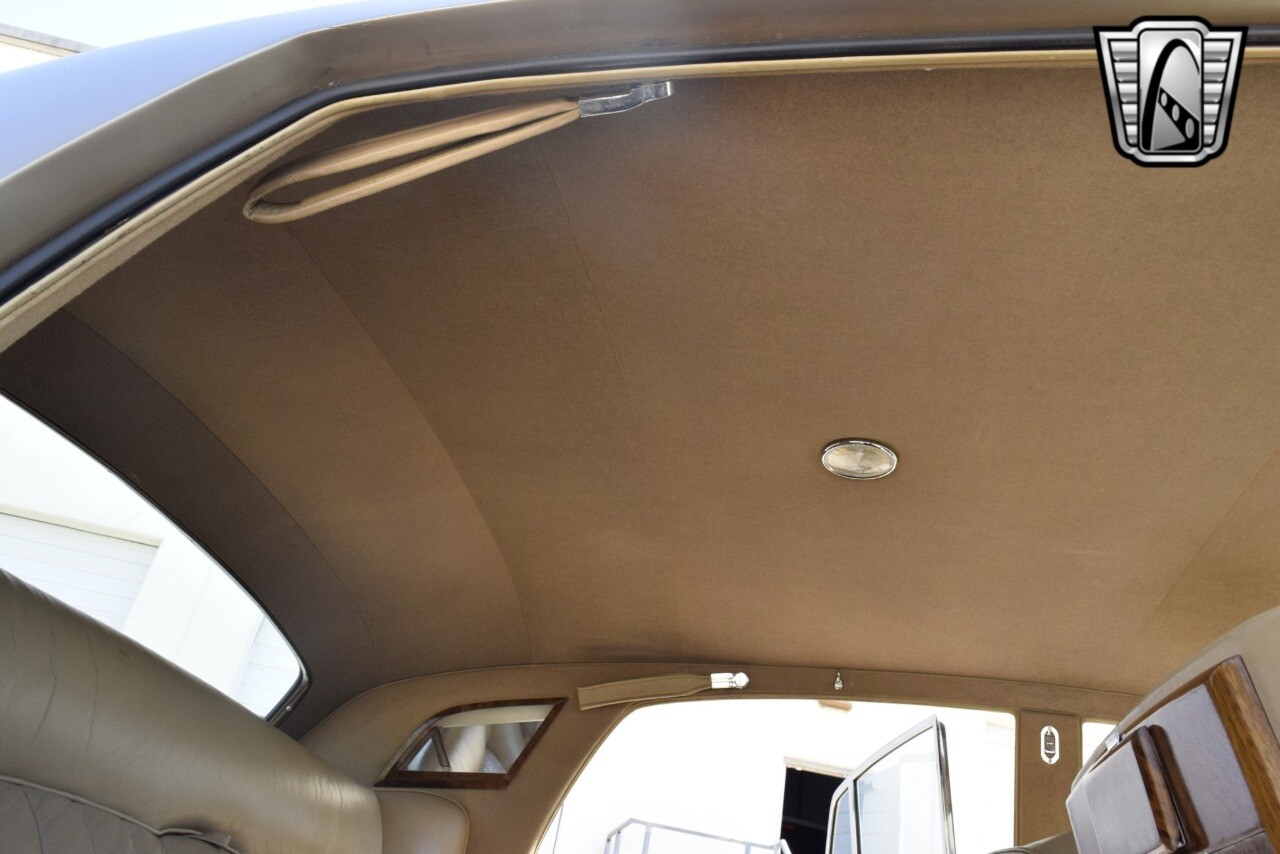 Rolls-Royce-Silver-Cloud-1965-sedan-27