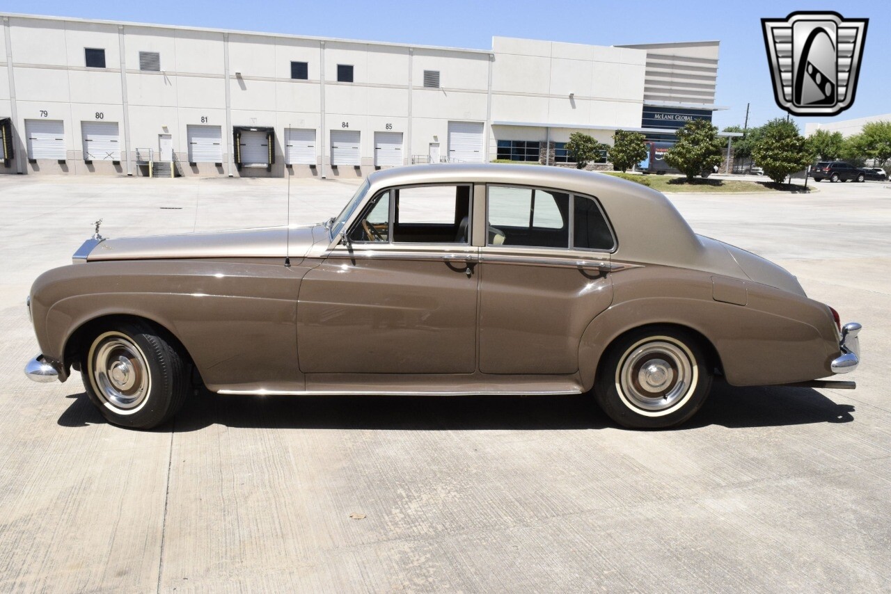 Rolls-Royce-Silver-Cloud-1965-sedan-34