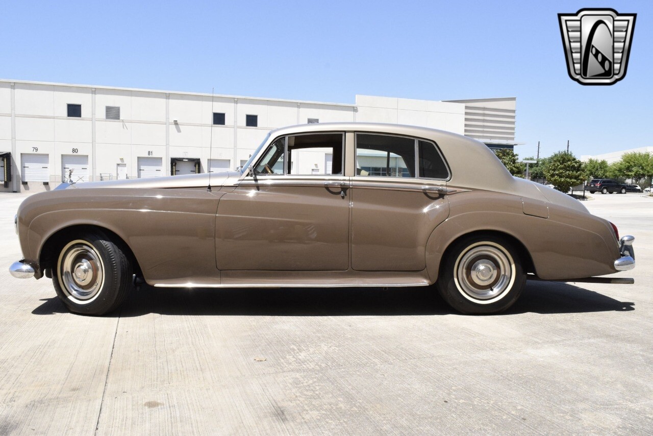Rolls-Royce-Silver-Cloud-1965-sedan-35