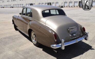 Rolls-Royce-Silver-Cloud-1965-sedan-36