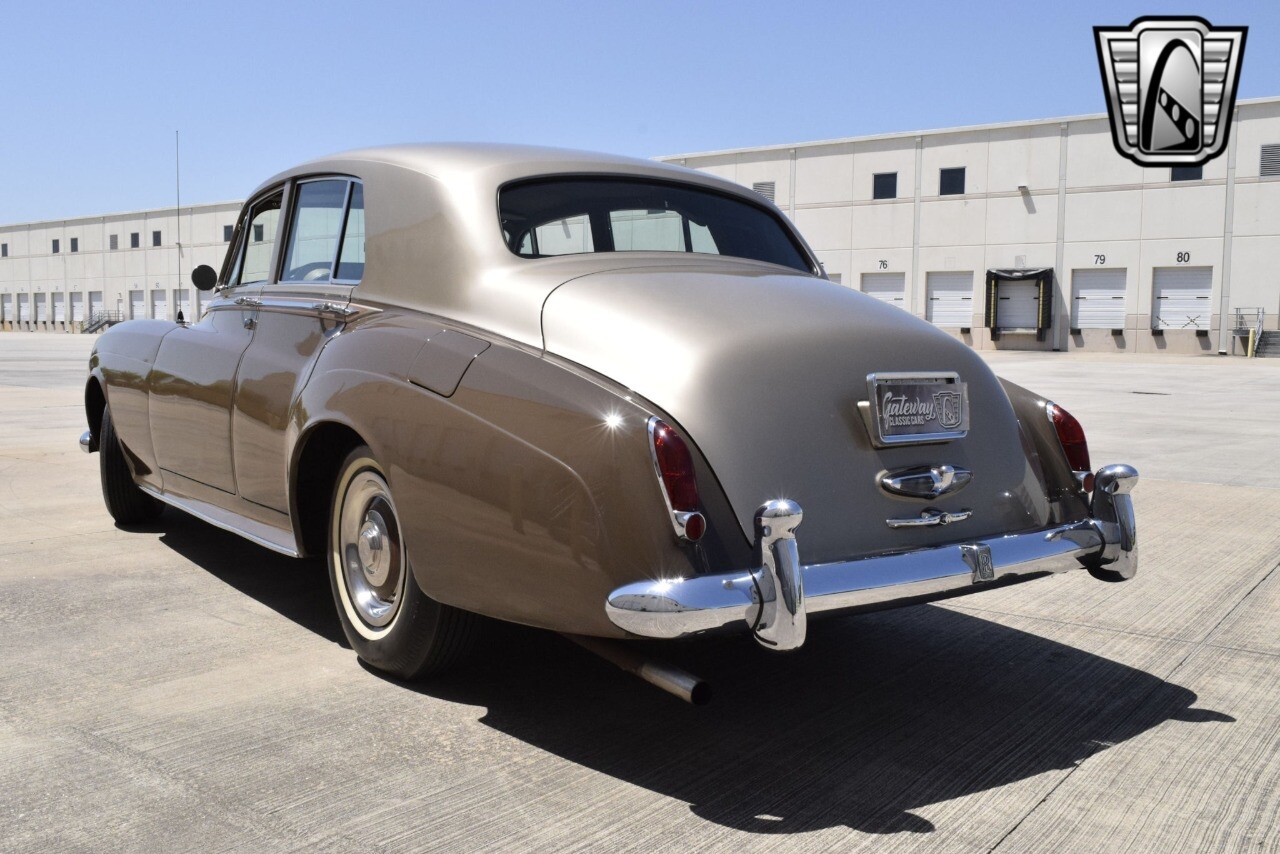 Rolls-Royce-Silver-Cloud-1965-sedan-37