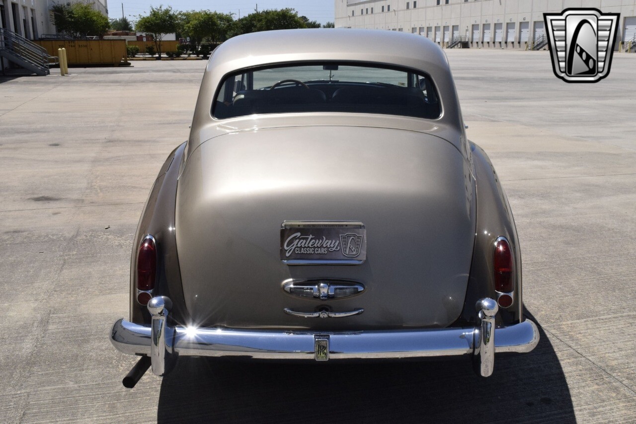 Rolls-Royce-Silver-Cloud-1965-sedan-39