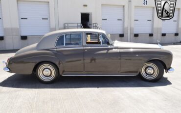 Rolls-Royce-Silver-Cloud-1965-sedan-4