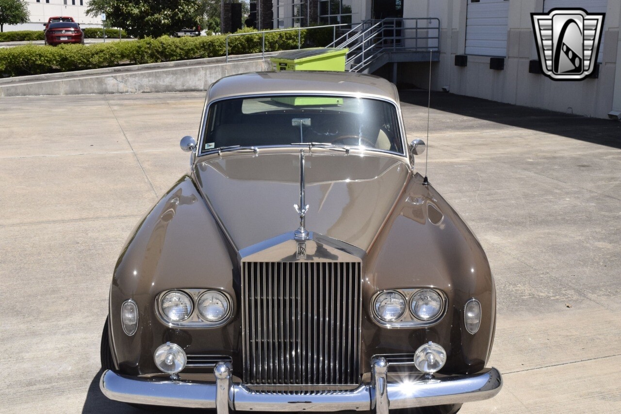 Rolls-Royce-Silver-Cloud-1965-sedan-5