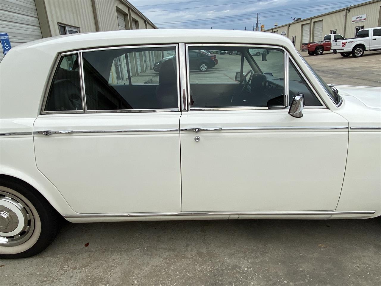 Rolls-royce-Silver-shadow-ii-1980-English-White-Burgundy-Red-1