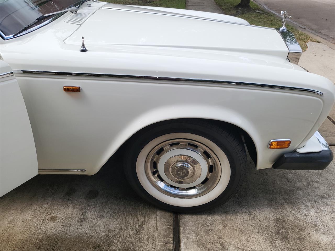 Rolls-royce-Silver-shadow-ii-1980-English-White-Burgundy-Red-2