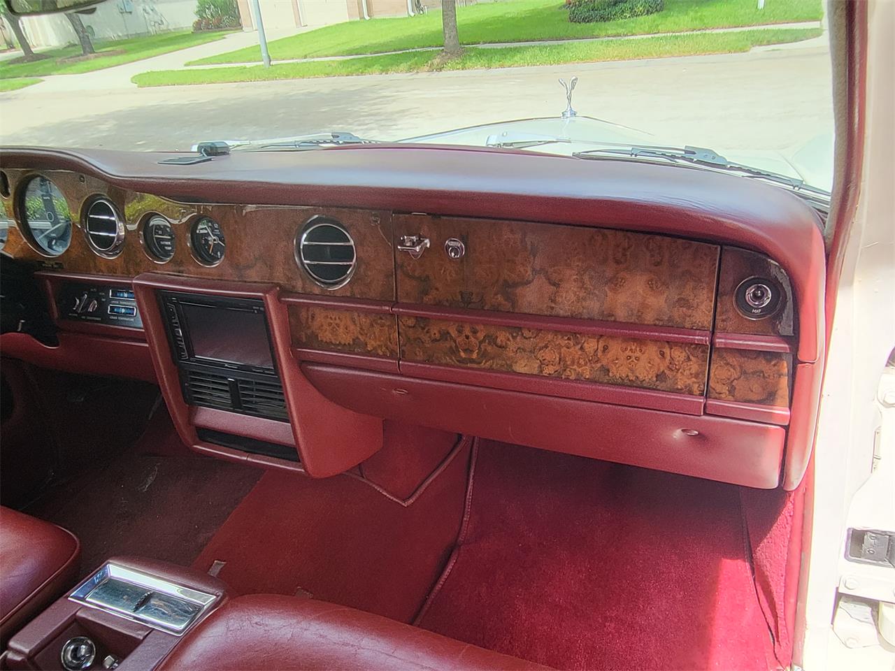 Rolls-royce-Silver-shadow-ii-1980-English-White-Burgundy-Red-20