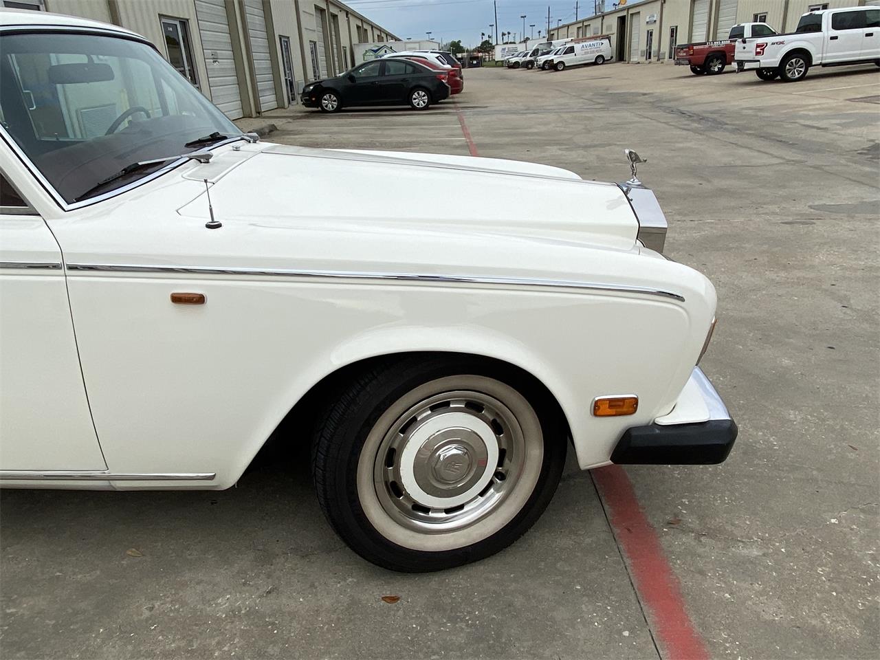 Rolls-royce-Silver-shadow-ii-1980-English-White-Burgundy-Red-3