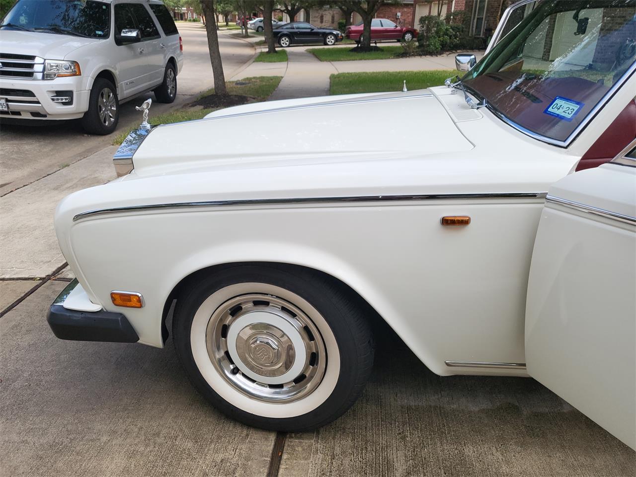 Rolls-royce-Silver-shadow-ii-1980-English-White-Burgundy-Red-34