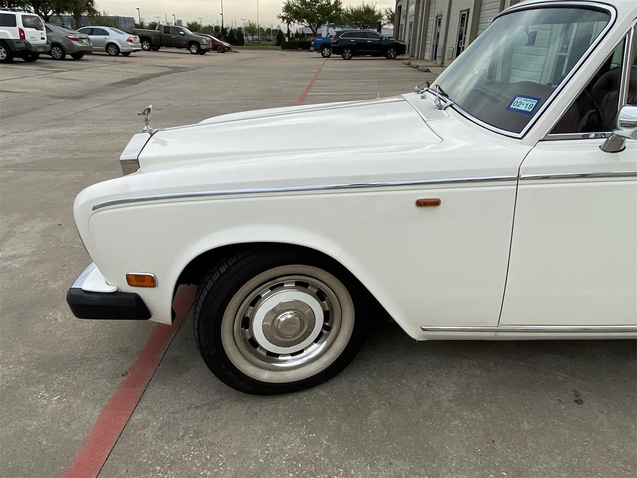 Rolls-royce-Silver-shadow-ii-1980-English-White-Burgundy-Red-38