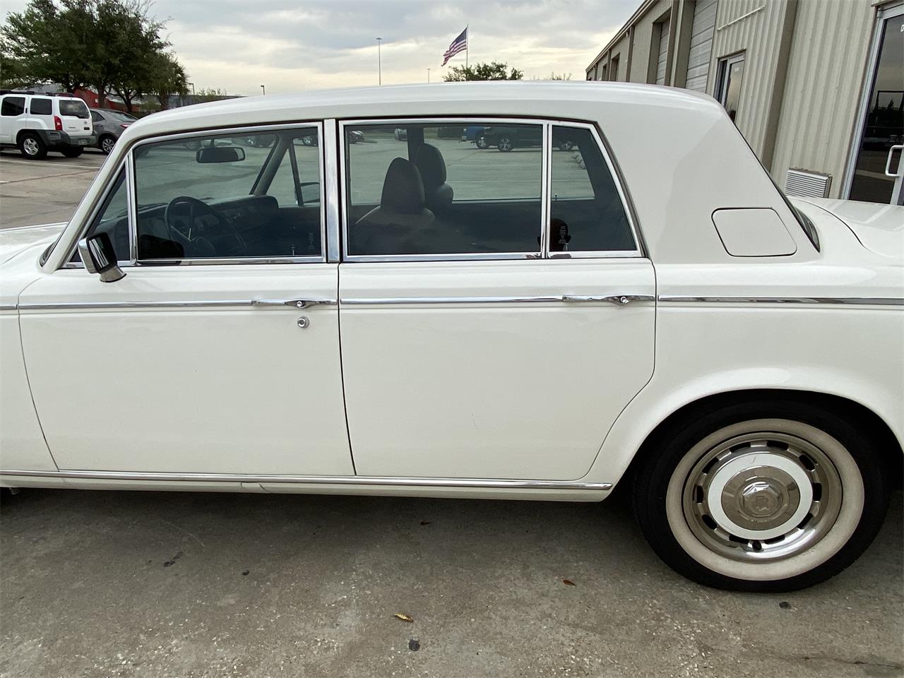 Rolls-royce-Silver-shadow-ii-1980-English-White-Burgundy-Red-39