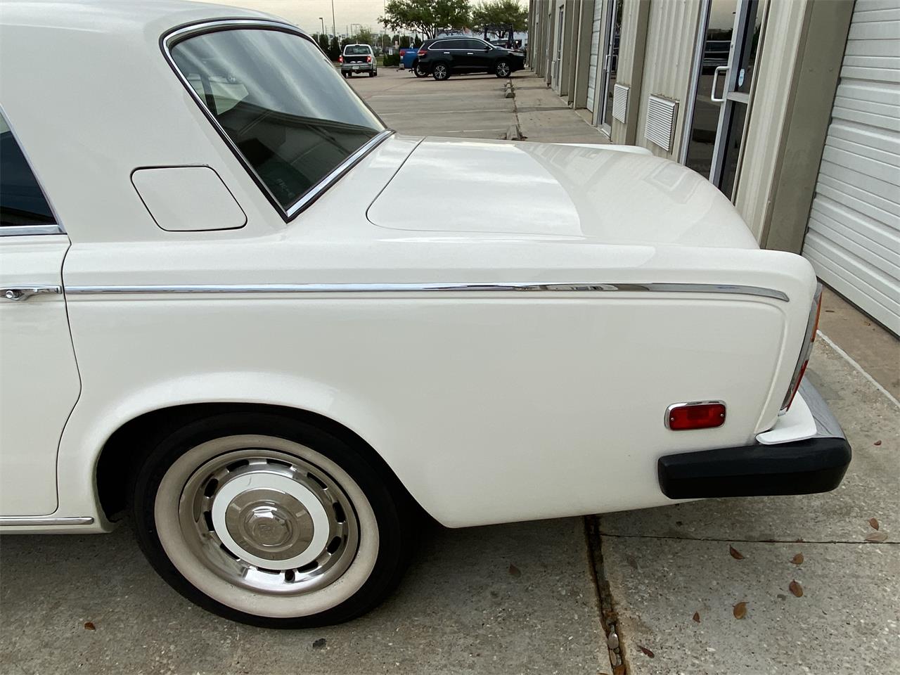 Rolls-royce-Silver-shadow-ii-1980-English-White-Burgundy-Red-40