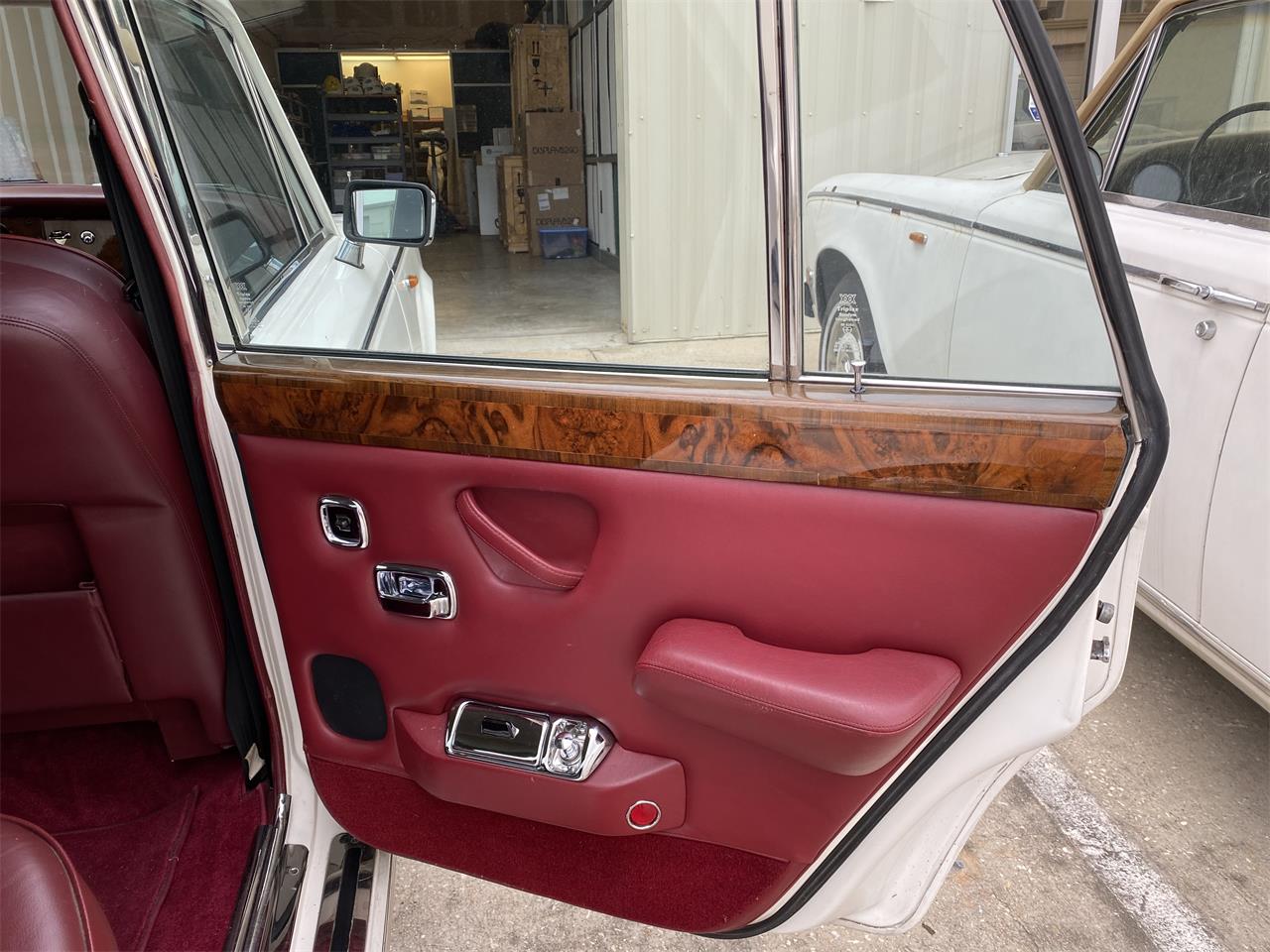 Rolls-royce-Silver-shadow-ii-1980-English-White-Burgundy-Red-53