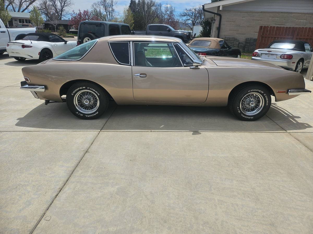 Studebaker-Avanti-1976-brown-1