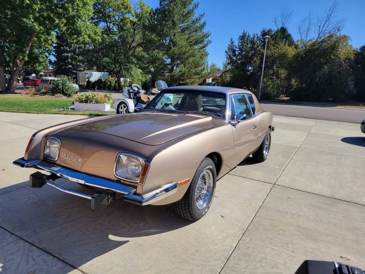 Studebaker-Avanti-1976-brown-17