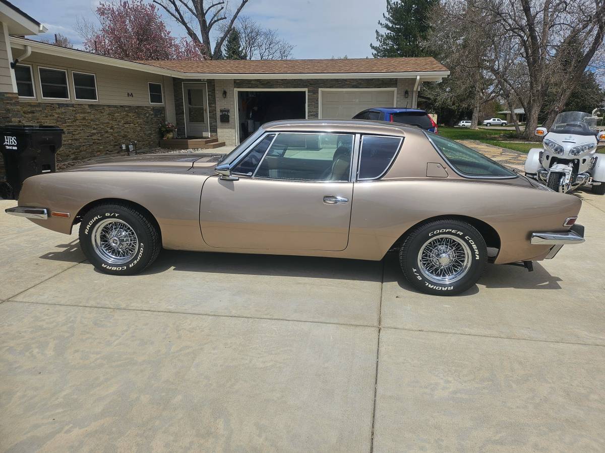 Studebaker-Avanti-1976-brown-2