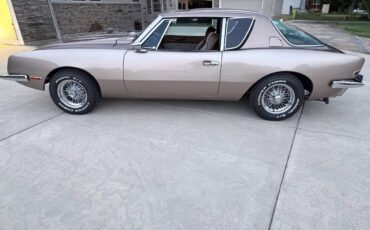Studebaker-Avanti-1976-brown-9