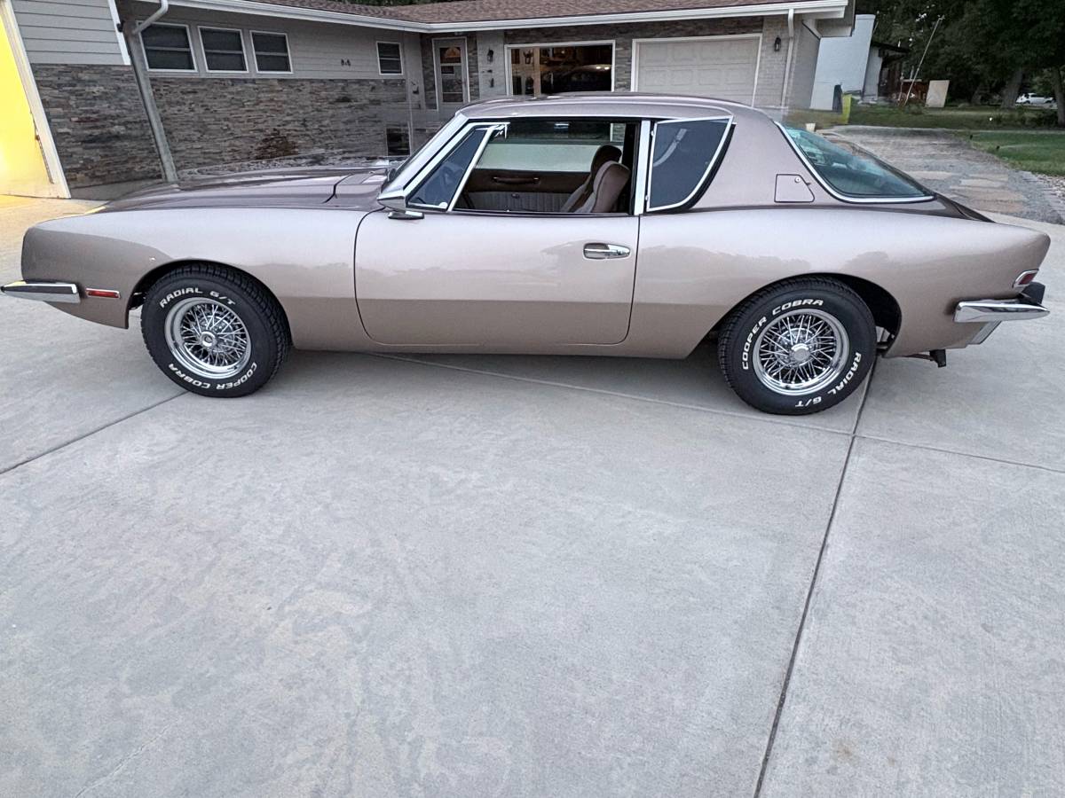 Studebaker-Avanti-1976-brown-9