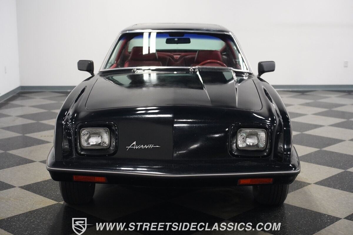 Studebaker-Avanti-1984-Coupe-21