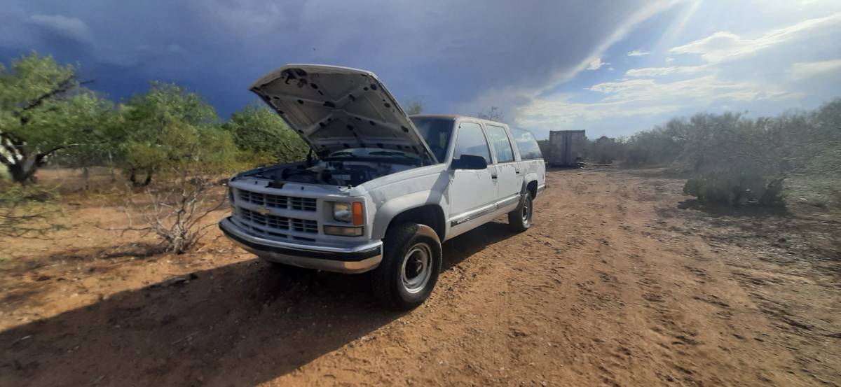 Suburban-1500-1994-white-1