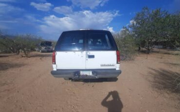 Suburban-1500-1994-white-5