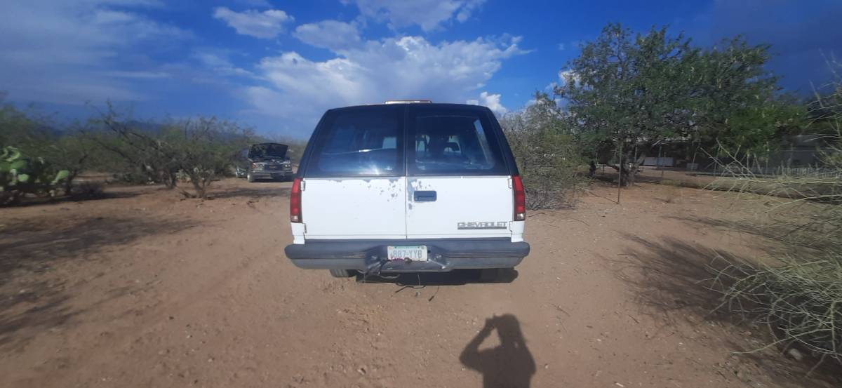 Suburban-1500-1994-white-5
