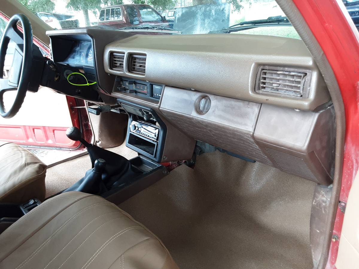 Toyota-4runner-4x4-1985-red-11
