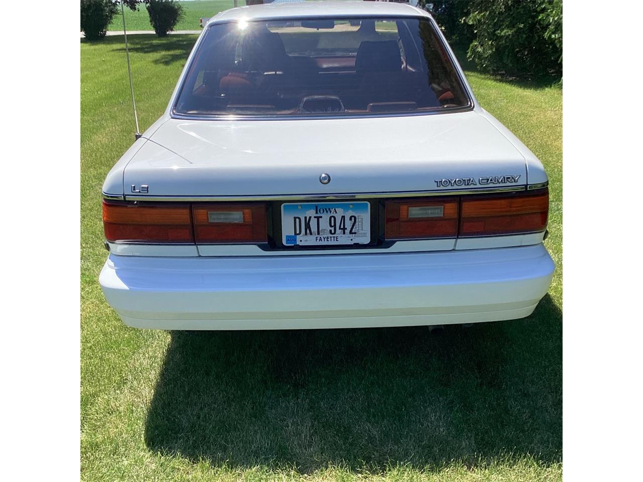 Toyota-Camry-1987-Super-White-Burgundy-1