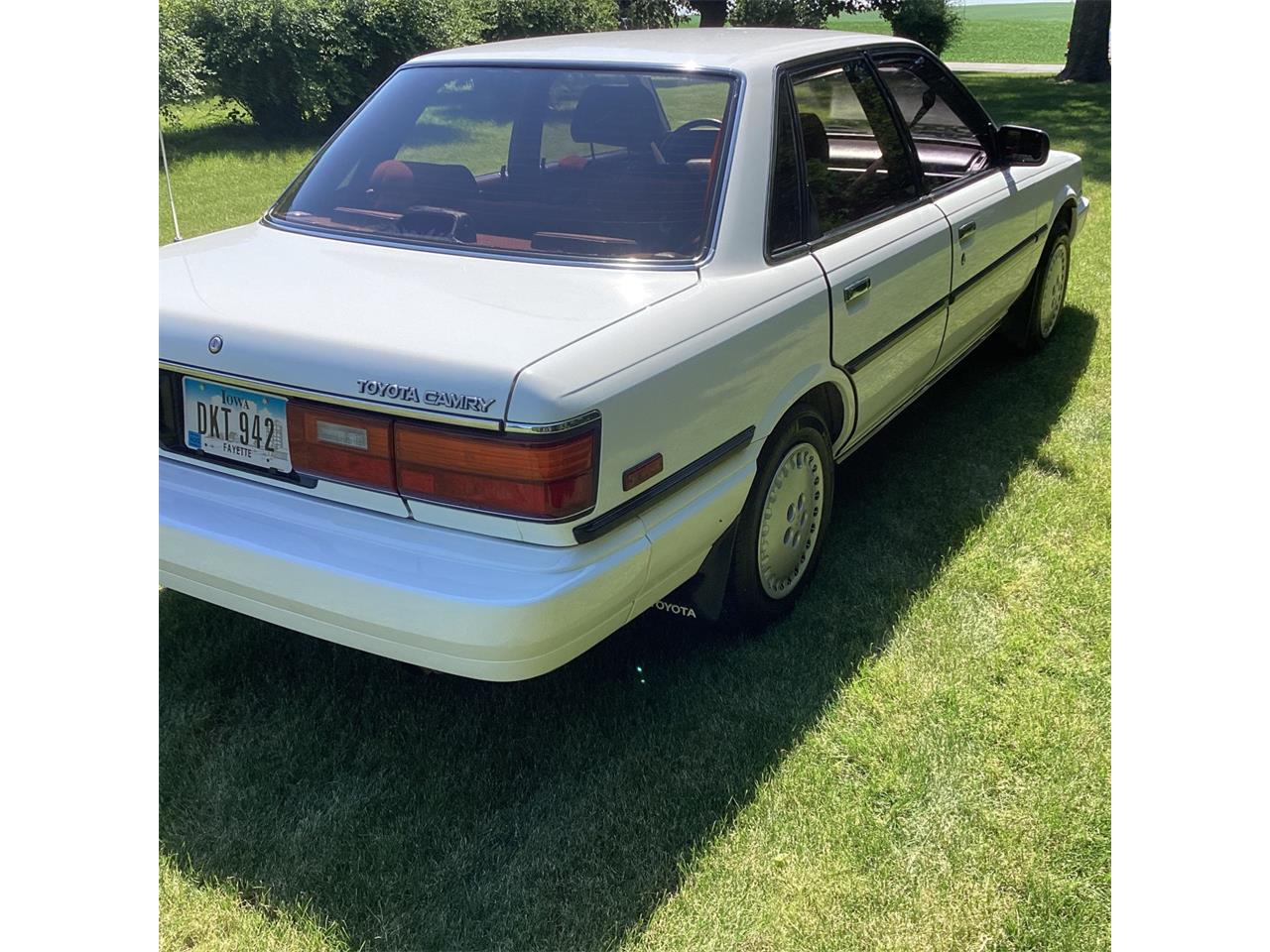 Toyota-Camry-1987-Super-White-Burgundy-15