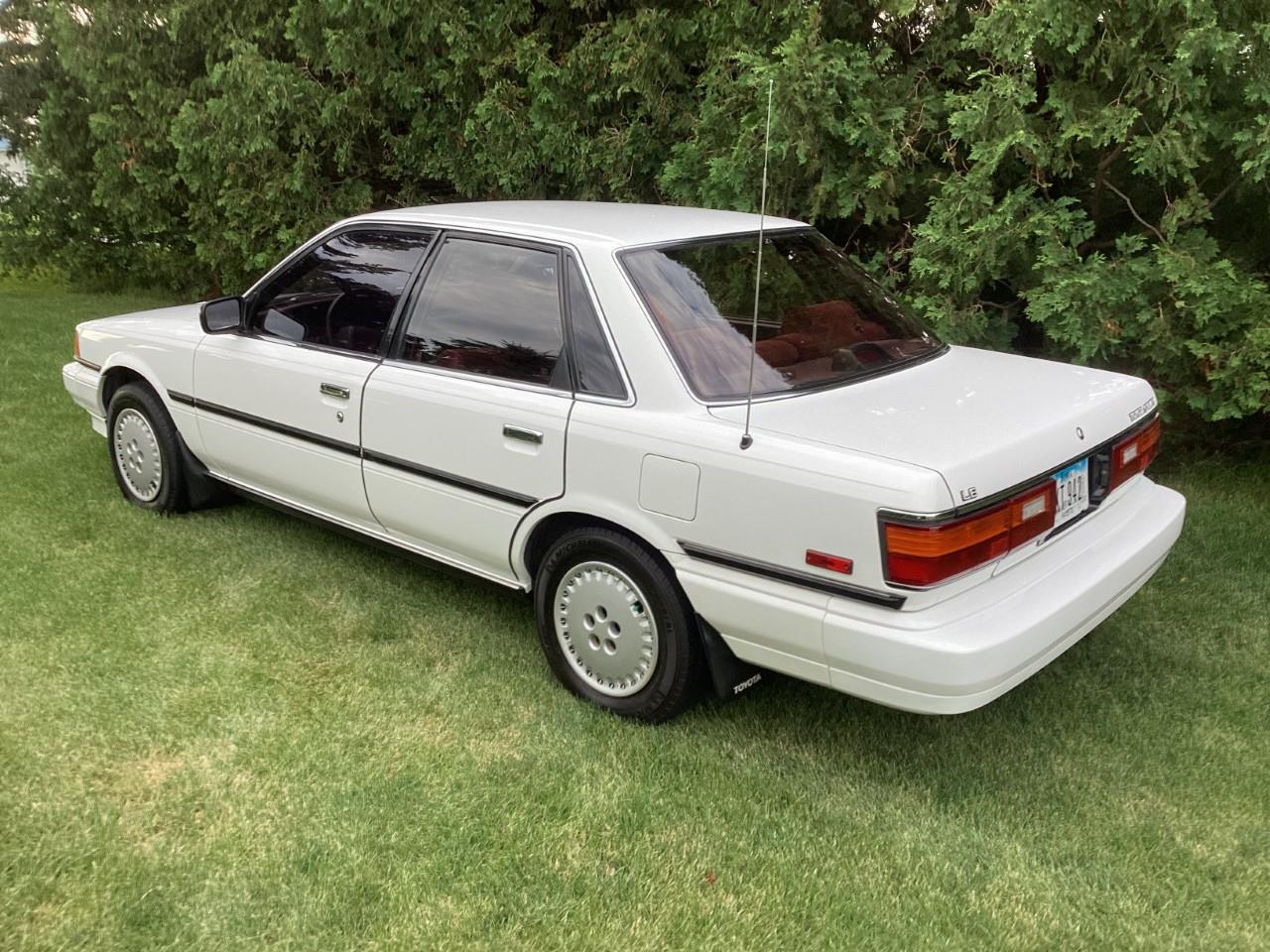 Toyota-Camry-1987-Super-White-Burgundy-2