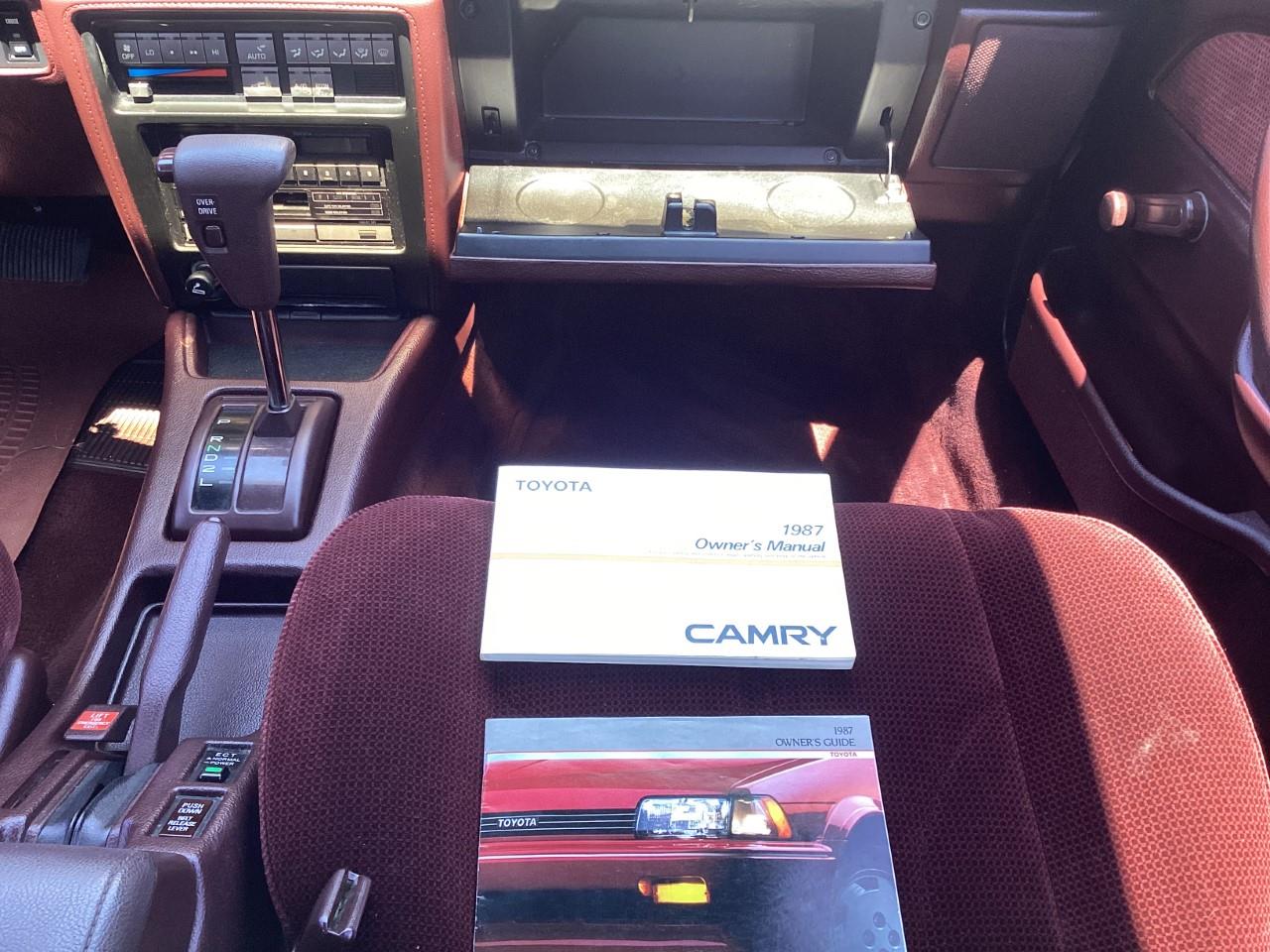 Toyota-Camry-1987-Super-White-Burgundy-29