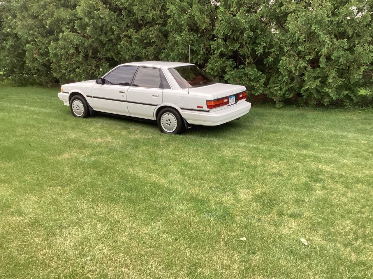Toyota-Camry-1987-Super-White-Burgundy-3
