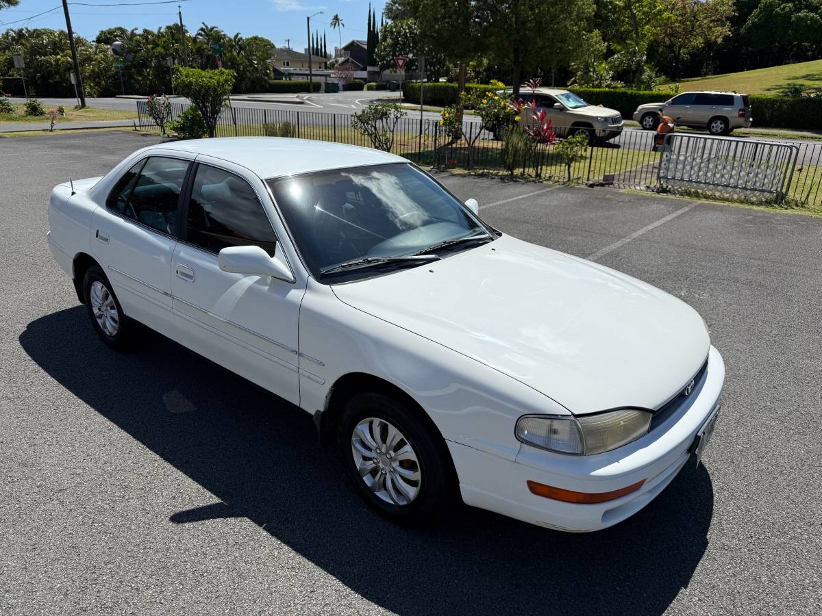 Toyota-Camry-le-1993-white-1