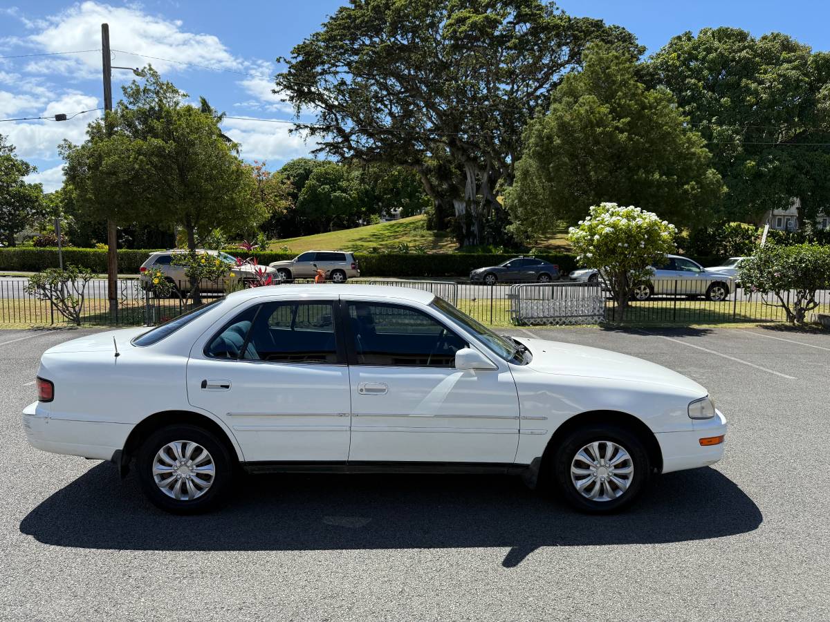 Toyota-Camry-le-1993-white-2