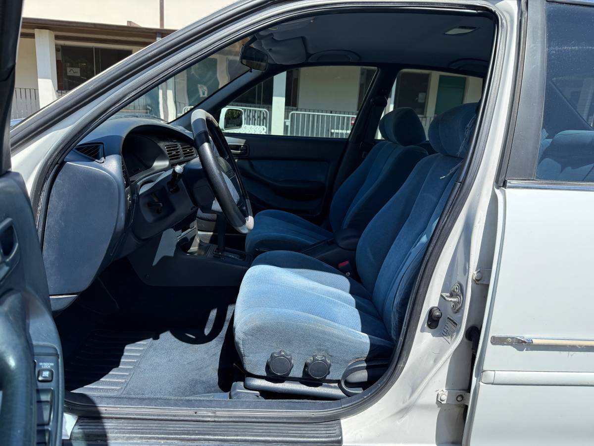 Toyota-Camry-le-1993-white-4
