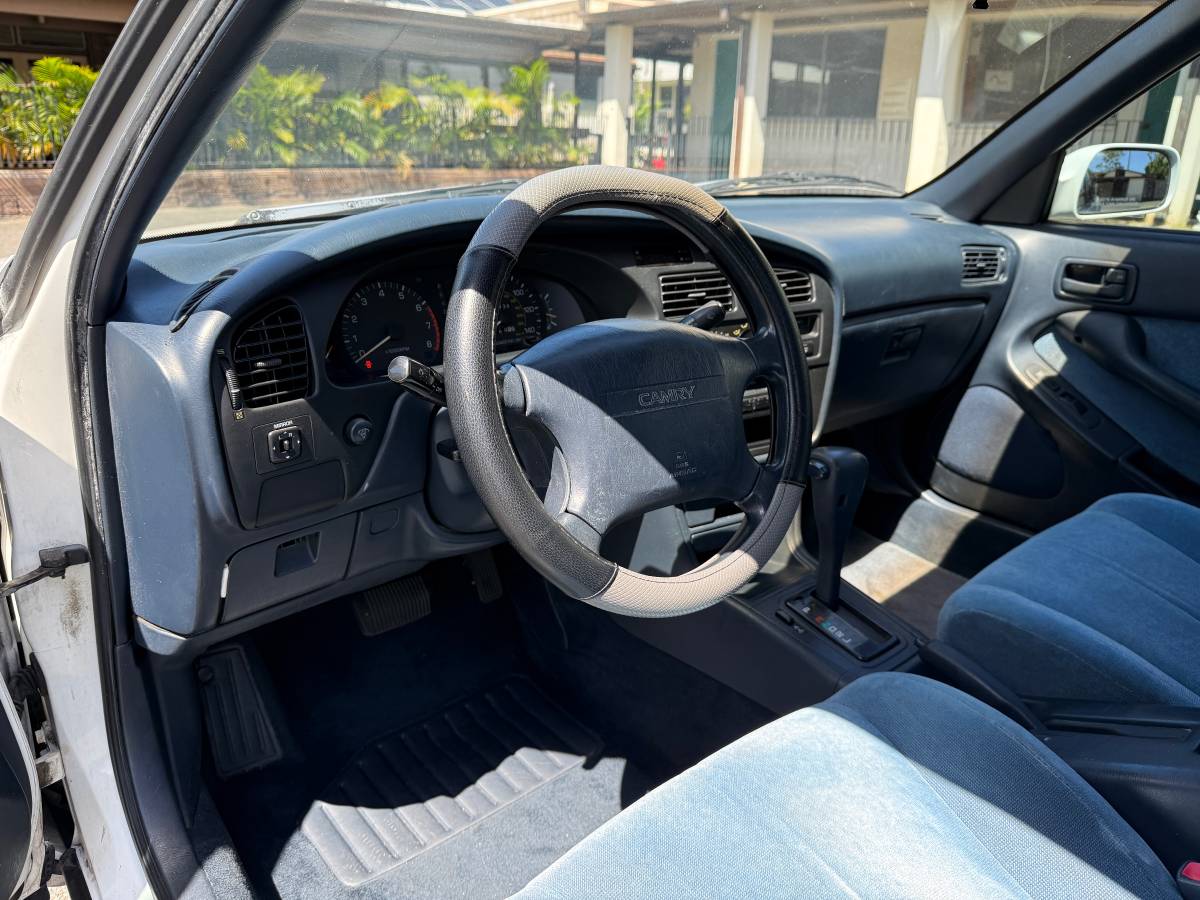 Toyota-Camry-le-1993-white-5