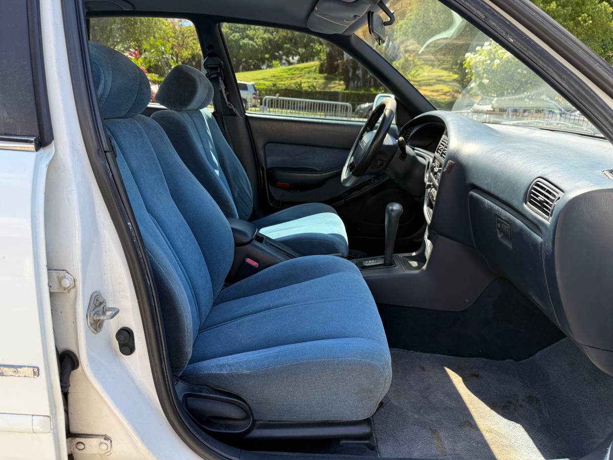 Toyota-Camry-le-1993-white-7