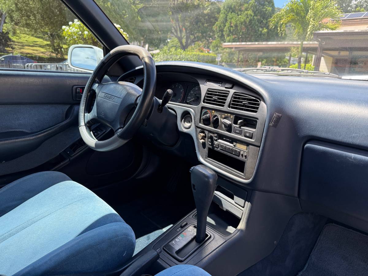 Toyota-Camry-le-1993-white-8