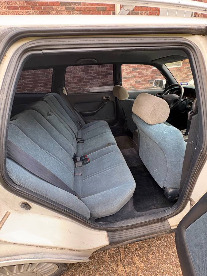 Toyota-Camry-le-4dr-wagon-1992-white-10