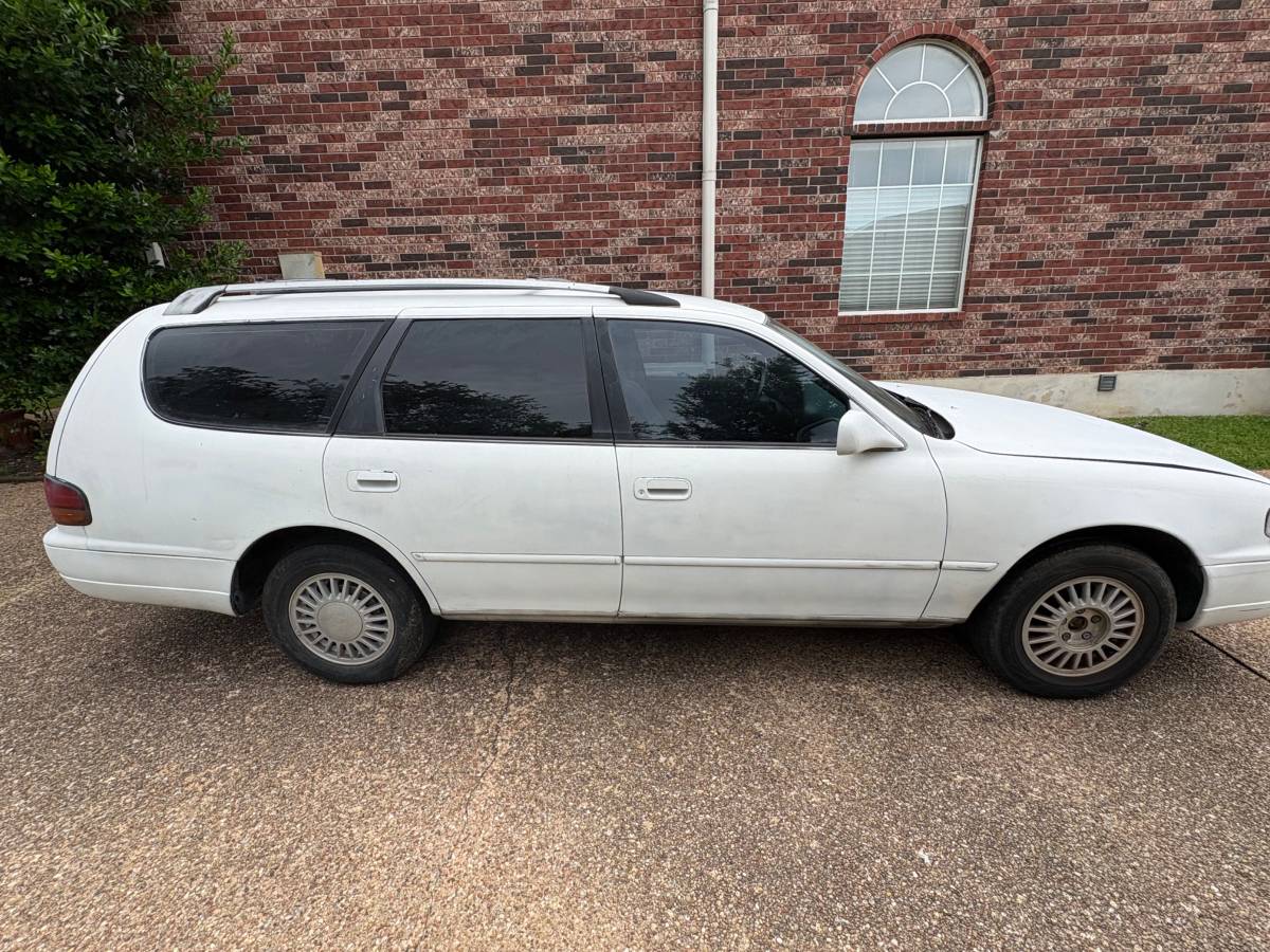 Toyota-Camry-le-4dr-wagon-1992-white-3