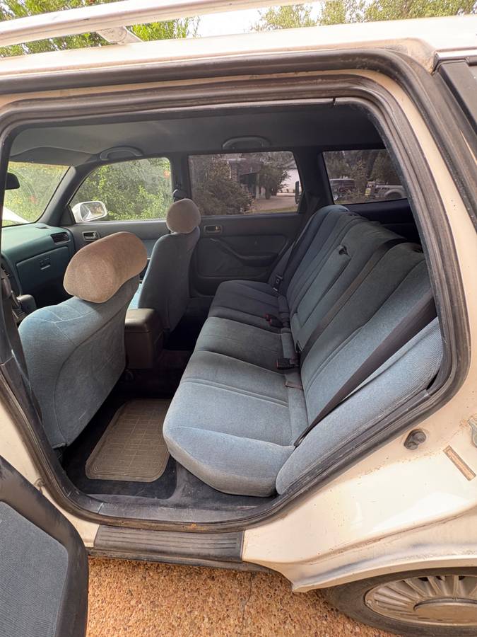 Toyota-Camry-le-4dr-wagon-1992-white-8