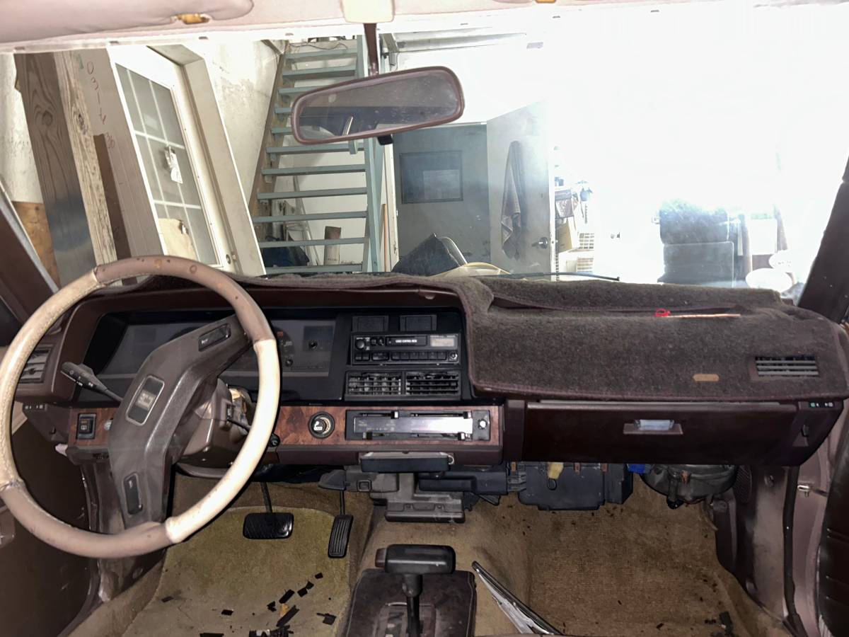 Toyota-Corolla-1983-custom-4