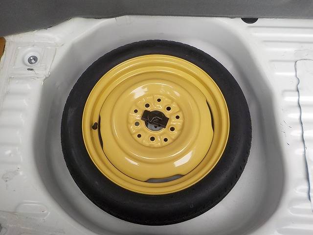 Toyota-Crown-1991-white-12