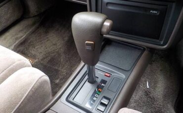 Toyota-Crown-1991-white-16