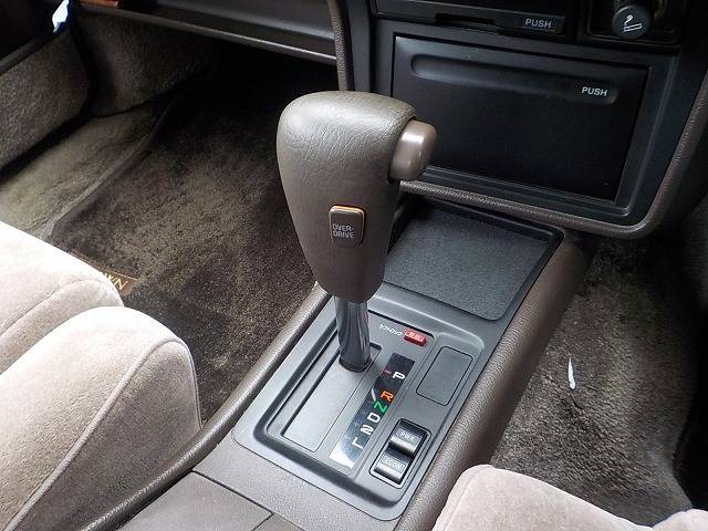 Toyota-Crown-1991-white-16