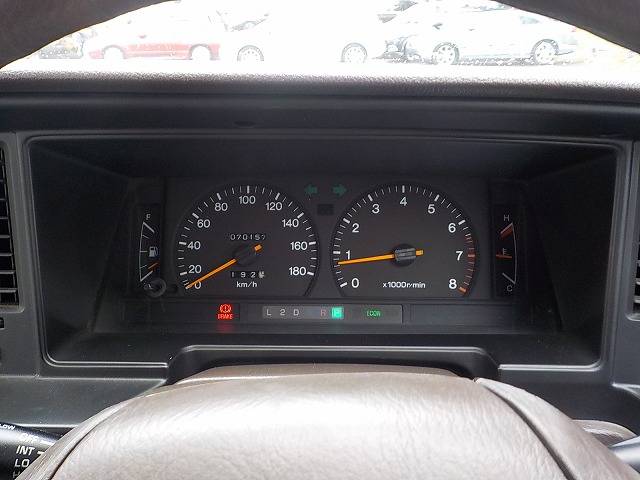 Toyota-Crown-1991-white-17