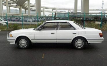 Toyota-Crown-1991-white-3