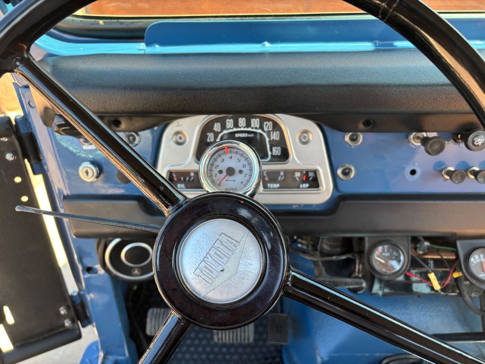 Toyota-FJ-Cruiser-1971-Sedan-8